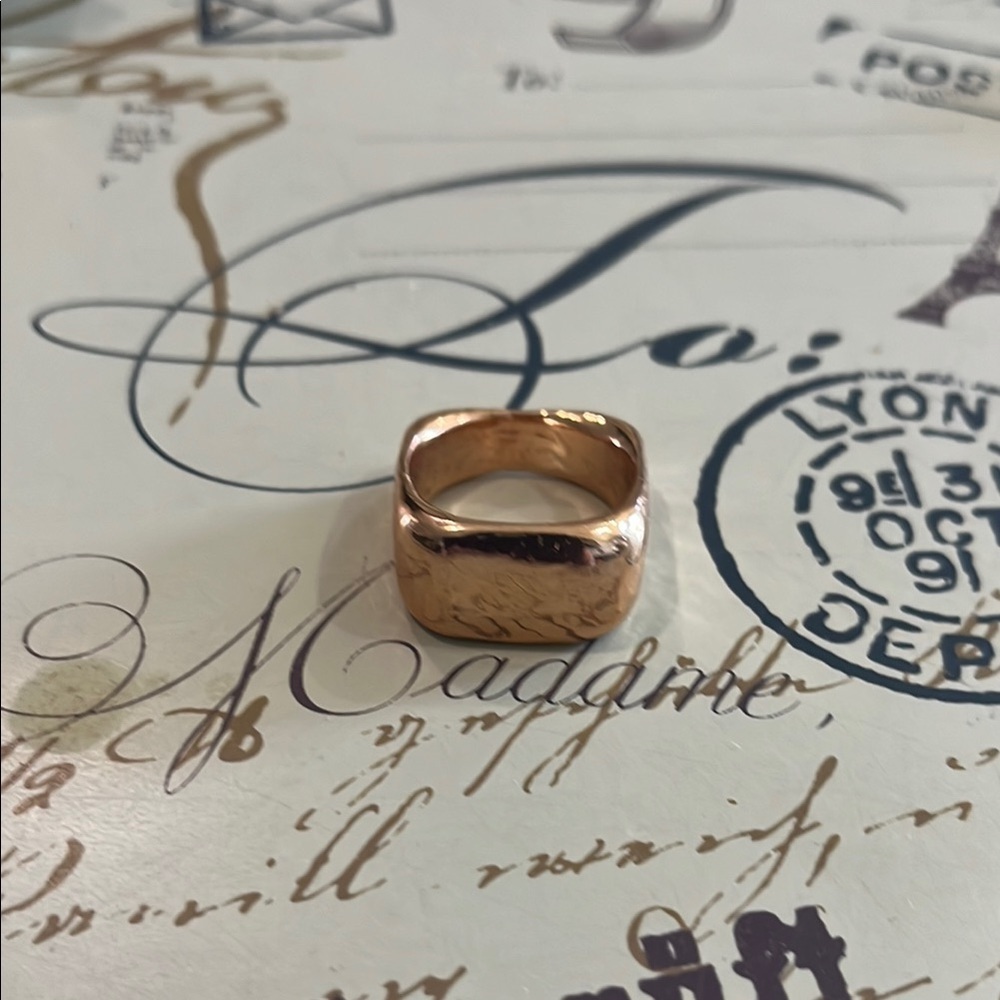 Elegant Gold-Tone Square Ring! Costume jewelry